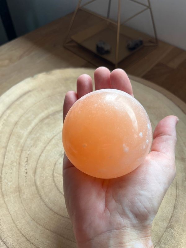 Sphère en sélénite orange (0.485 Kg)