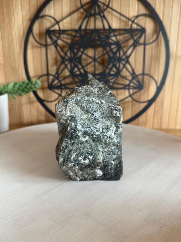 Labradorite semi polie (1.04kg)