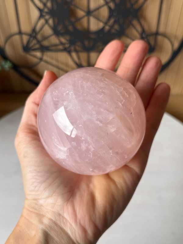 Sphère en quartz rose (0.605kg)