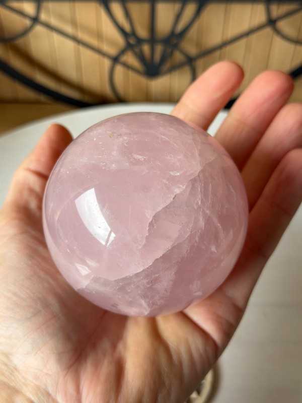 Sphère en quartz rose (0.52kg)