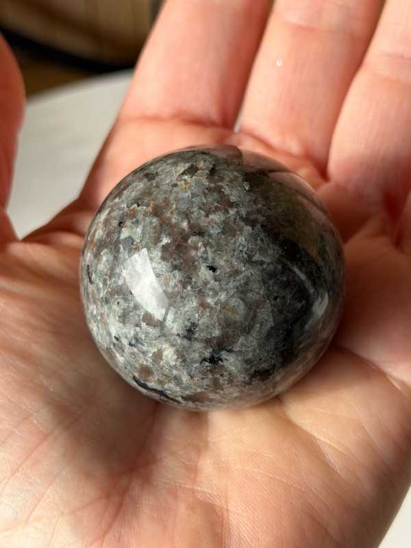 Sphère en yooperlite (0.107kg)