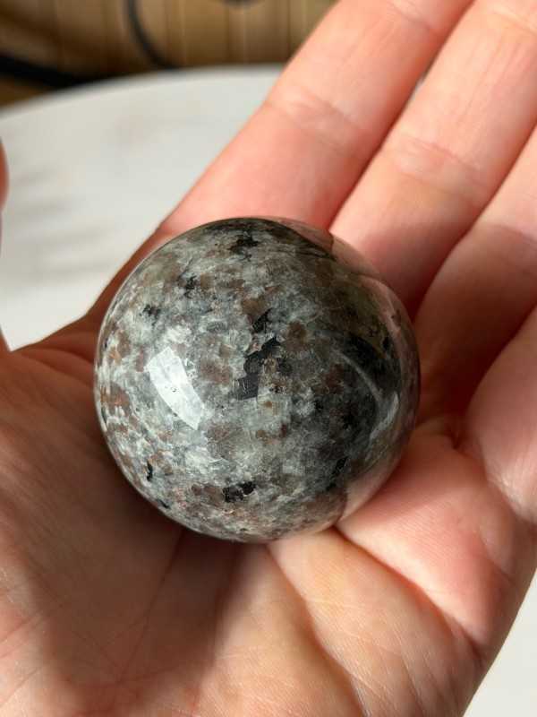 Sphère en yooperlite (0.107kg)