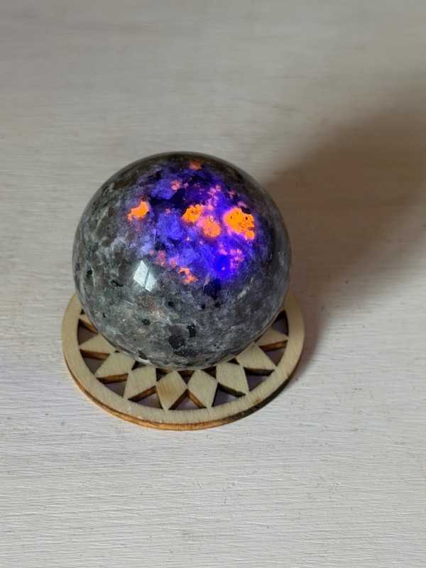 Sphère en yooperlite (0.107kg)