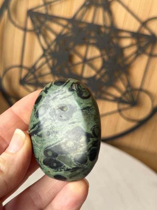 Galet en jaspe kambaba (0.07kg)