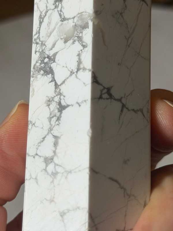 Pointe en Howlite (0.796kg)