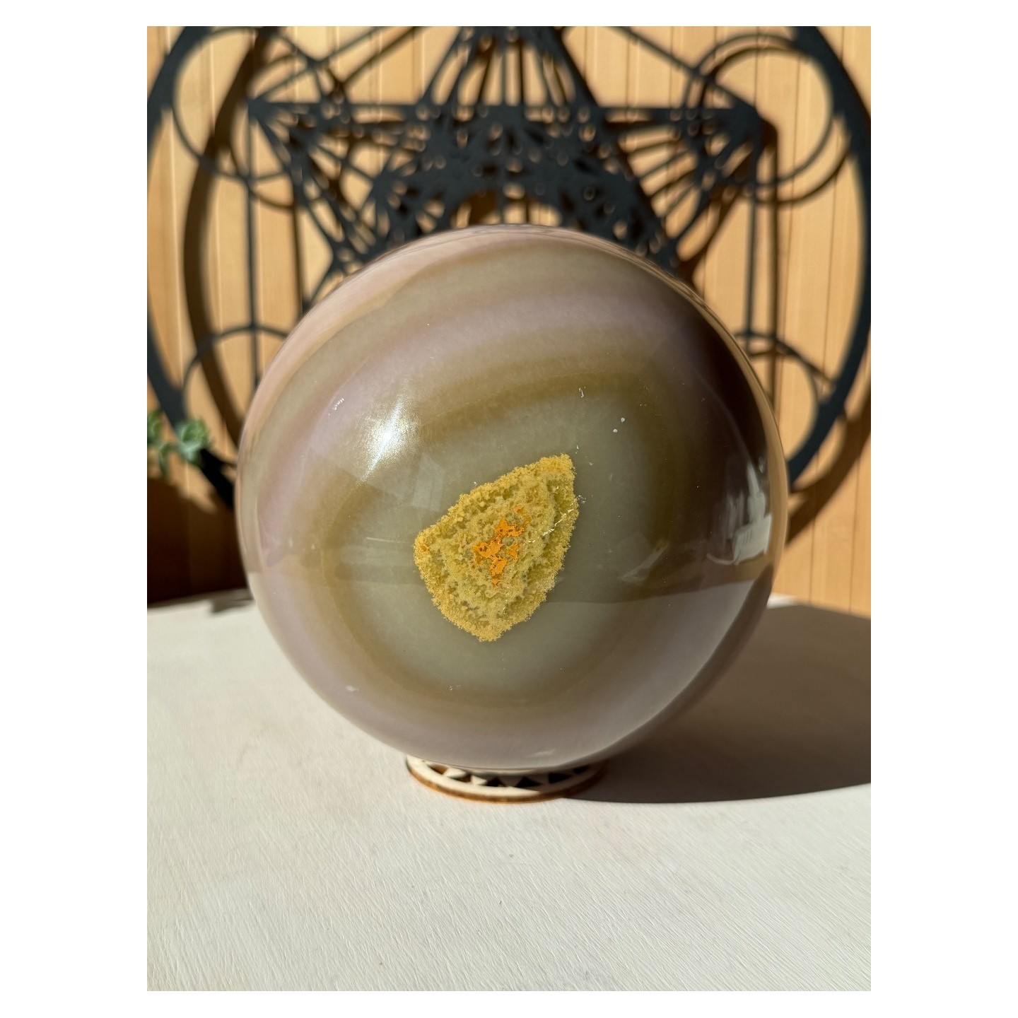 Sphère en aragonite rubanée (2.83kg)
