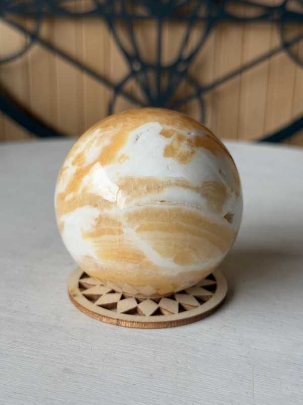 Sphère en calcite jaune (0.246kg)