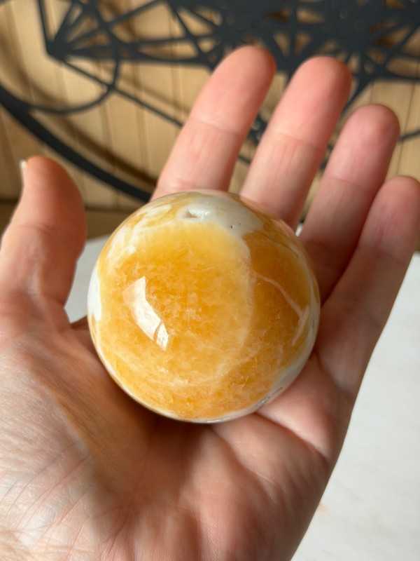 Sphère en calcite jaune (0.246kg)