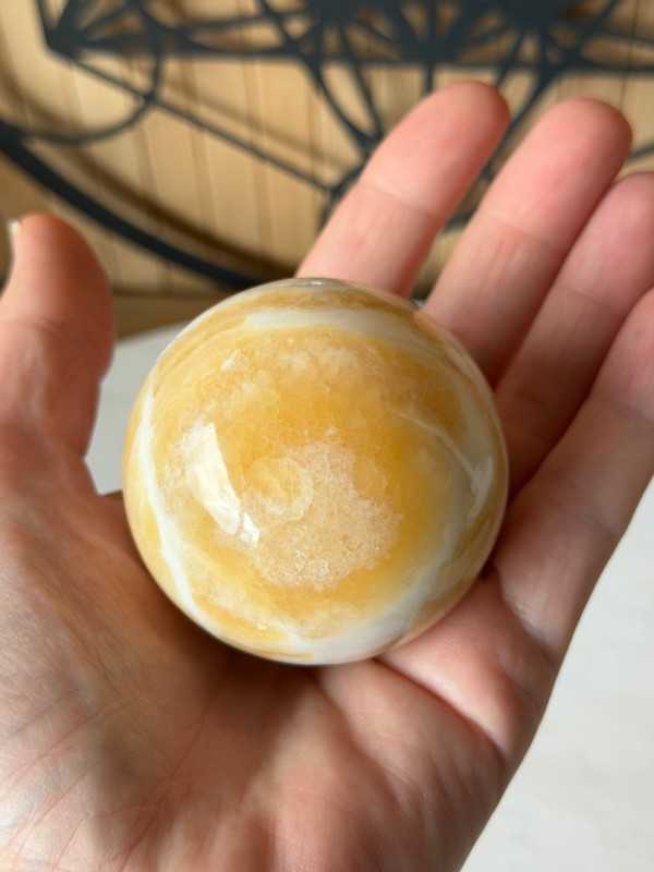 Sphère en calcite jaune (0.246kg)