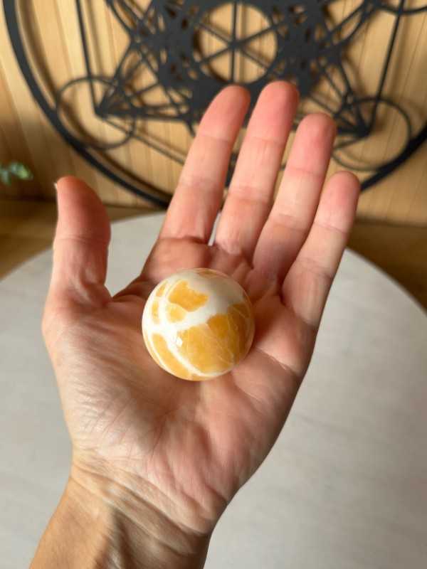 Sphère en calcite jaune (0.092kg)
