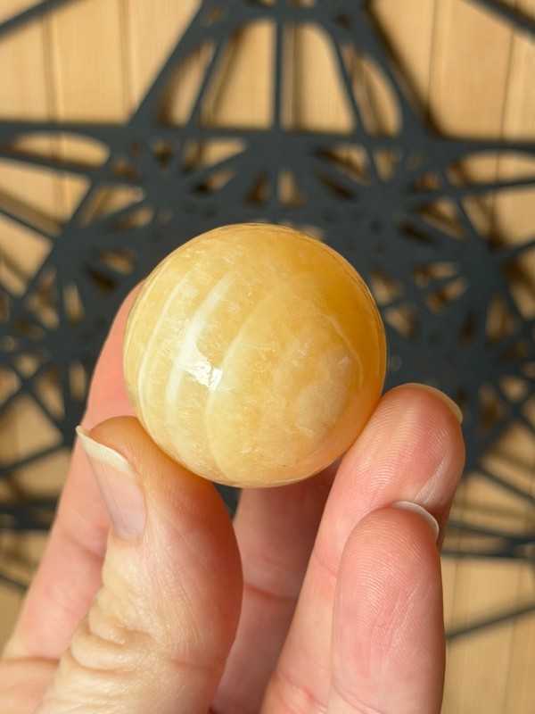 Sphère en calcite jaune (0.052kg)