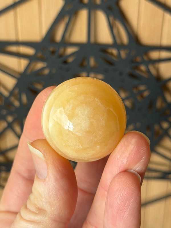 Sphère en calcite jaune (0.052kg)