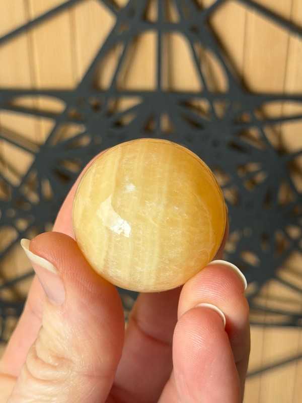 Sphère en calcite jaune (0.052kg)