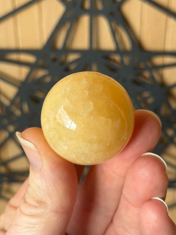 Sphère en calcite jaune (0.052kg)