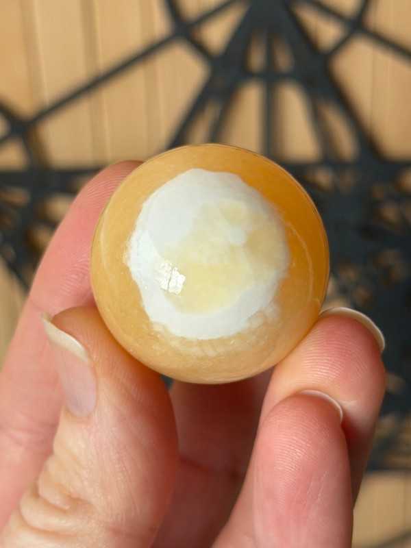 Sphère en calcite jaune (0.052kg)