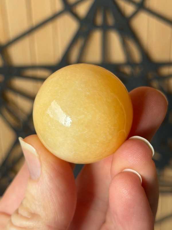 Sphère en calcite jaune (0.052kg)