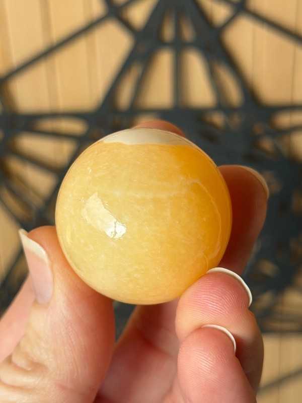 Sphère en calcite jaune (0.052kg)