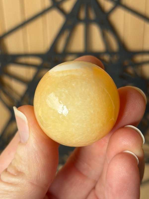 Sphère en calcite jaune (0.052kg)